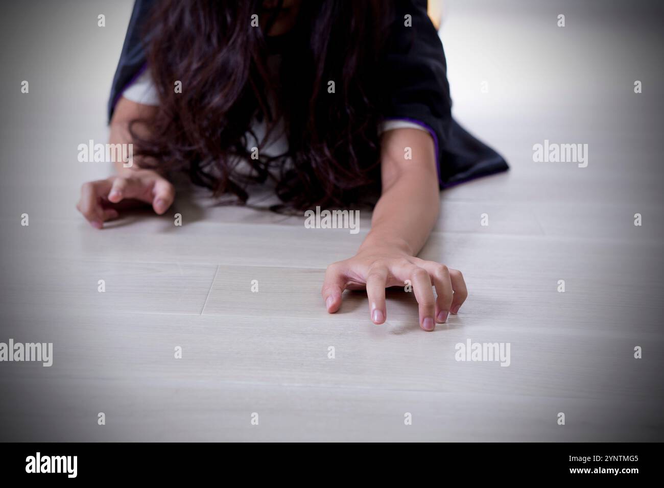 Donna in costume da strega Foto Stock