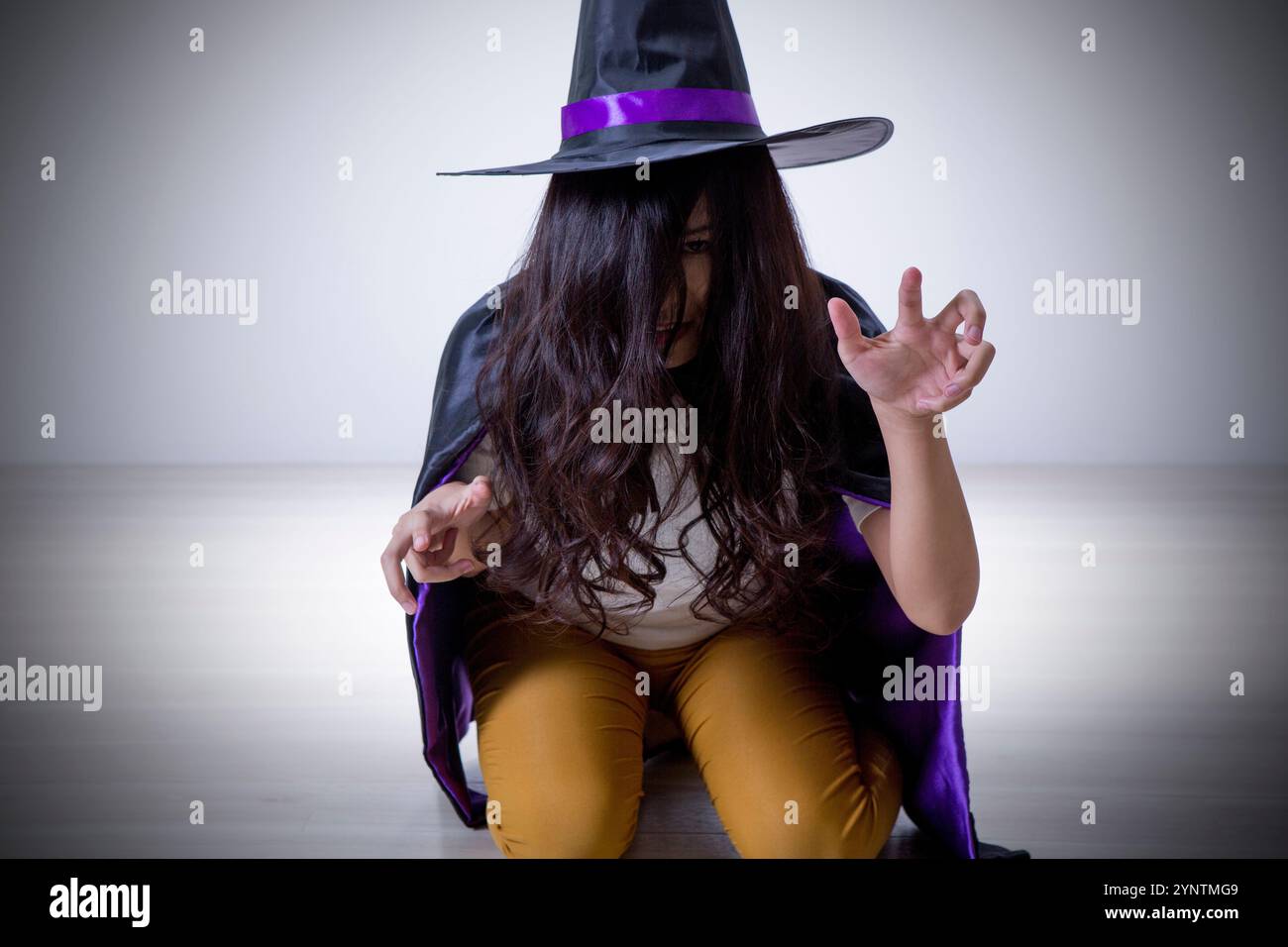 Donna in costume da strega Foto Stock