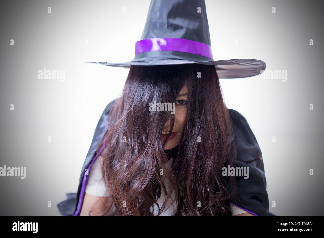 Donna in costume da strega Foto Stock