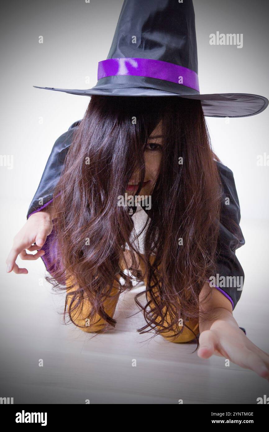 Donna in costume da strega Foto Stock
