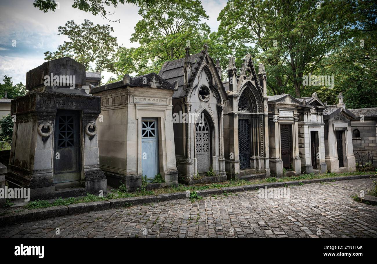 Cimitero di Pere Lachaise in una giornata estiva di sole. Foto Stock