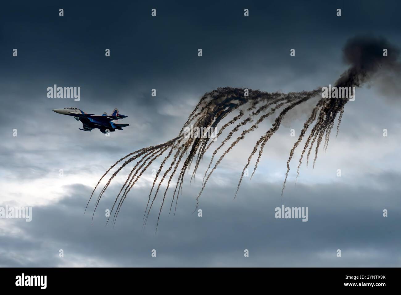 Il moderno jet fighter che spara a fuoco razzi con scintille. Aeroplano in fase di implementazione . Protezione antincendio IRCM. uno spettacolo aereo in cielo. separatori per def. aria Foto Stock