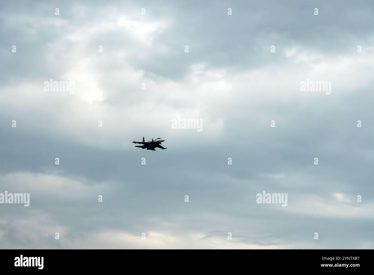 Air Force Sukhoi su-30 Flanker. Un aereo militare in un cielo nuvoloso. Una mostra di aviazione con dimostrazioni di aerobatica. Foto Stock