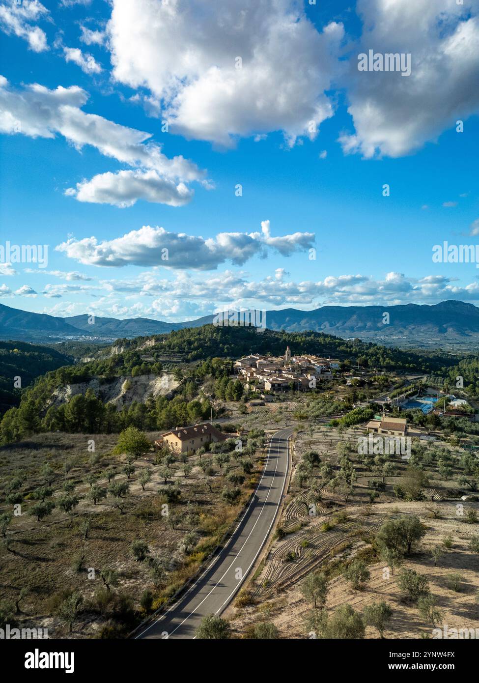 Skyline aereo del villaggio di Benillup al tramonto, punto di vista del drone con sfondo del monte Benicadell, Alicante, Costa Blanca, Spagna Foto Stock