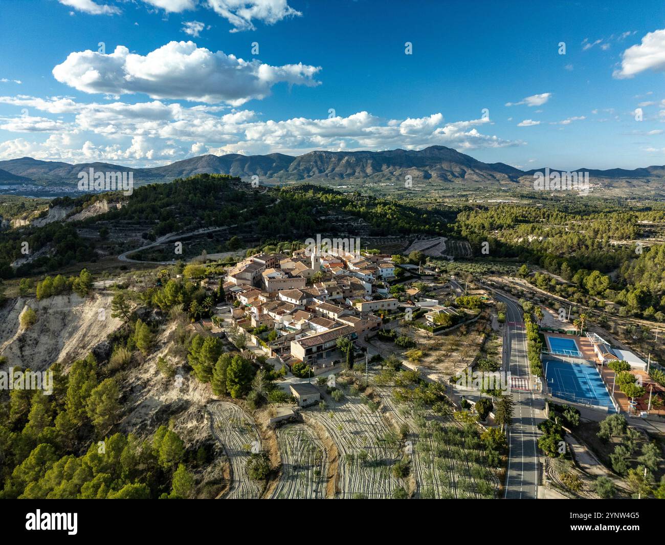 Skyline aereo del villaggio di Benillup al tramonto, punto di vista del drone con sfondo del monte Benicadell, Alicante, Costa Blanca, Spagna Foto Stock