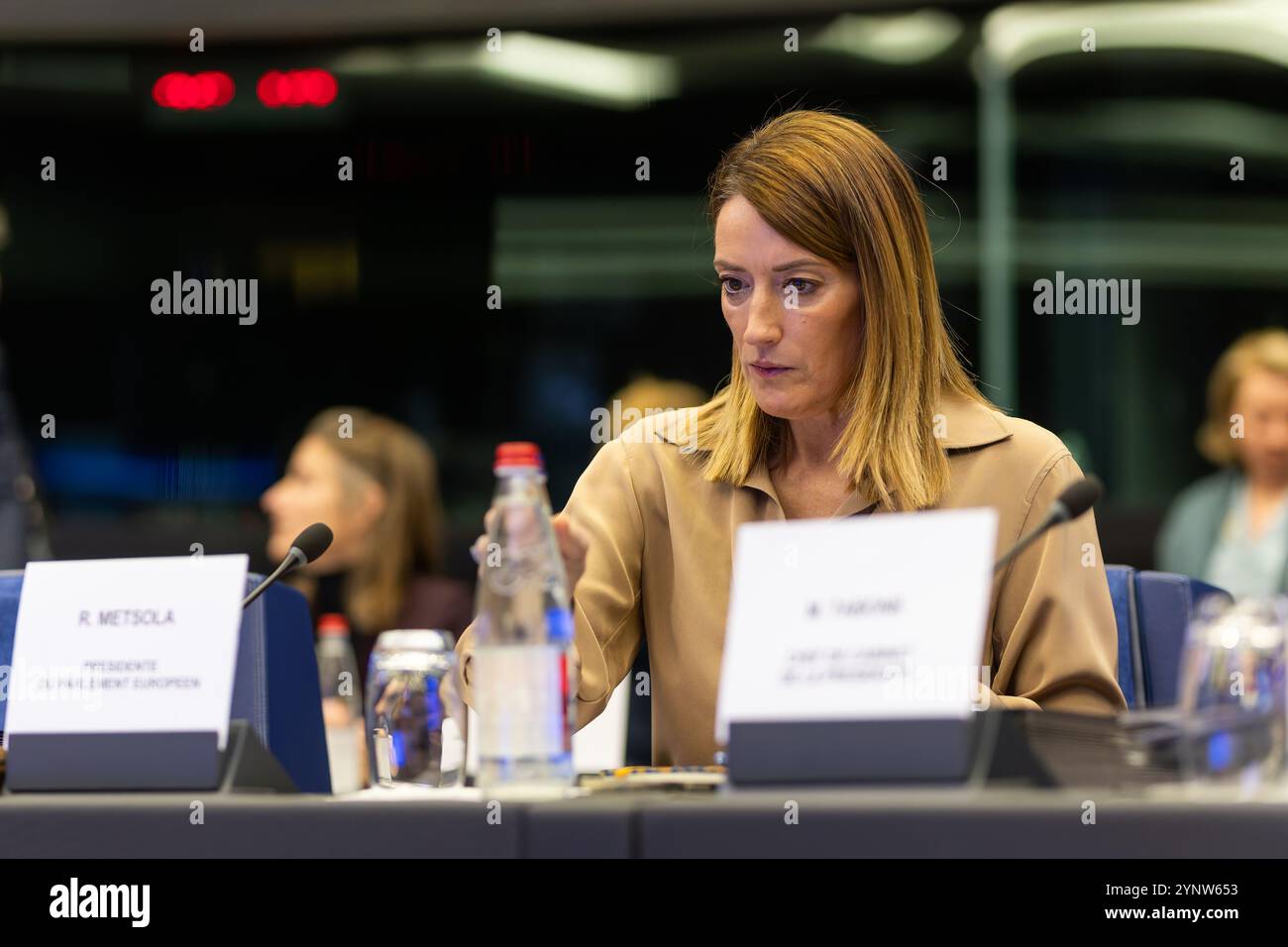 27 novembre 2024, Francia, Straßburg: Roberta Metsola (Partit Nazzjonalista), Presidente del Parlamento europeo, siede nella sala riunioni che precede la Conferenza dei presidenti. Secondo l'ordine del giorno provvisorio, il terzo giorno della riunione inizia con la presentazione del Collegio dei Commissari designati e del suo programma da parte del Presidente eletto della Commissione europea, U. von der Leyen. A questo seguirà la votazione sull'elezione della nuova Commissione europea. Ci saranno poi discussioni sullo Stato di diritto, sulle zone prive di fumo e aerosol e sui casi di violazione dei diritti umani, democra Foto Stock