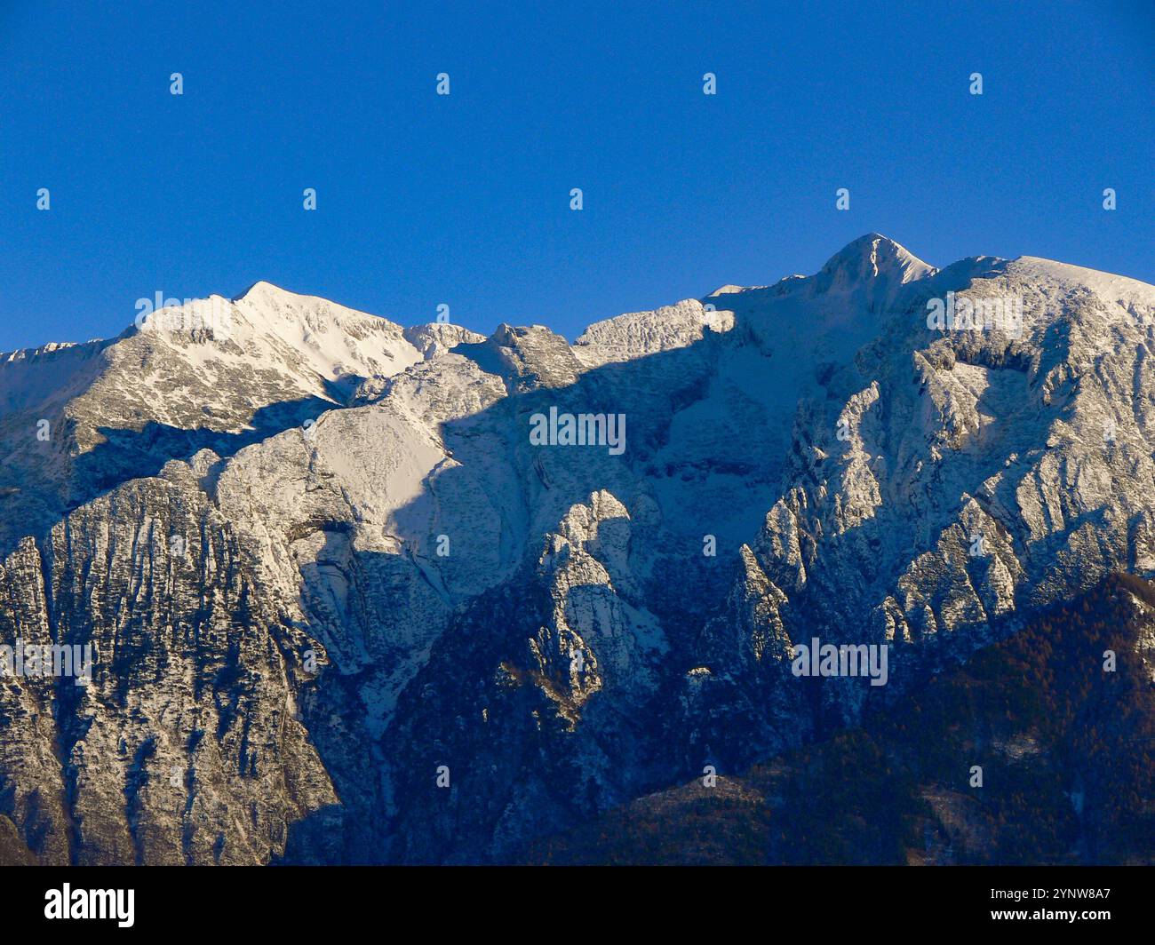 Veduta delle cime innevate del Monte Baldo, a sinistra, Punta Pettorina 2192m e a destra, cima Telegrafo 2200m. La foto è stata scattata da Tignal Foto Stock
