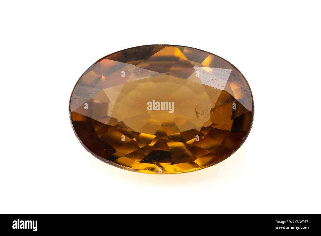 Squisita pietra preziosa di zircone naturale con ricca tonalità Honey Brown e sfaccettatura brillante. Foto Stock