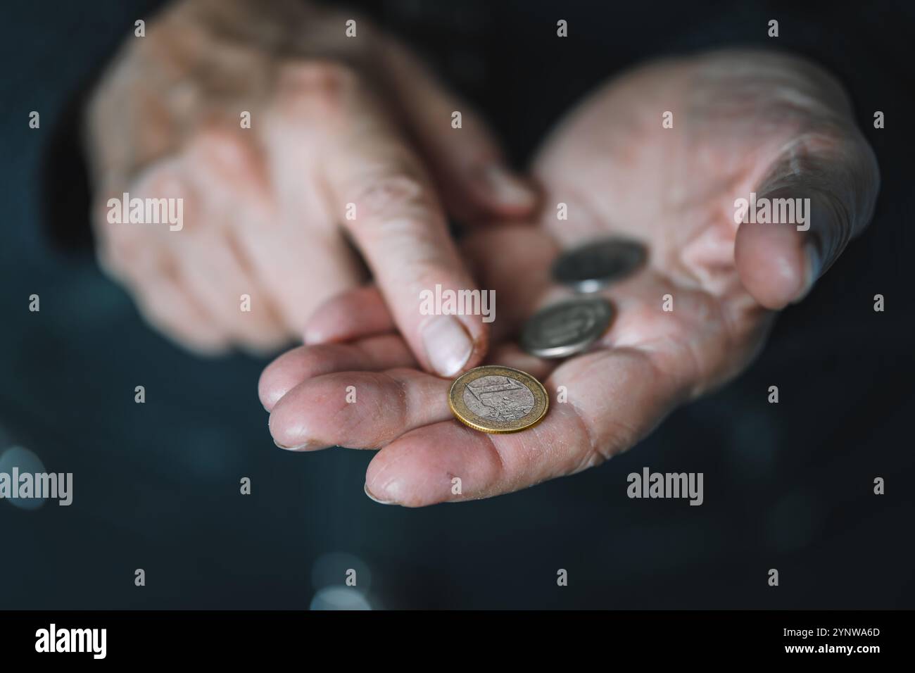 La vista sfocata delle donne anziane conta monete di metallo, le mani femminili rughe da vicino. Concetto di povertà, pagamenti pensionistici, pensionati con denaro. povertà Foto Stock