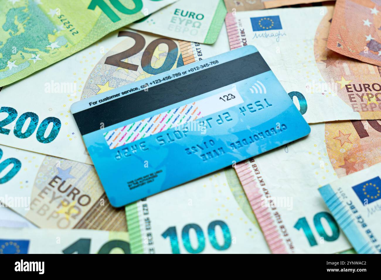 Carta di credito e banconote in euro di maggio. soldi e carte di credito. la carta di credito blu è in contanti. concetto di conto multi-valuta in valute diverse. Foto Stock