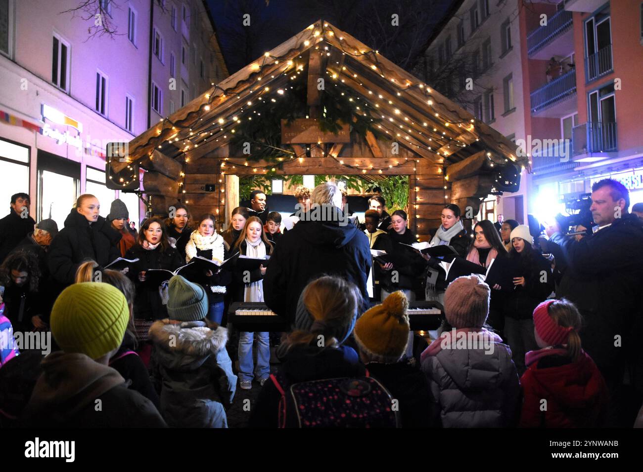 VOR der Krippe Jugendchor JHC Singschule Pfarrverband Haidhausen Muenchen 26,11 2024 Weissenburger Platz Haidhauser Weihnachtsmarkt Eroeffnung Muenchen *** di fronte al presepe Coro giovanile JHC Singschule Pfarrverband Haidhausen Monaco di Baviera 26 11 2024 Weissenburger Platz Haidhauser inaugurazione del mercato natalizio Monaco di Baviera Monaco di Baviera Monaco di Baviera Foto Stock