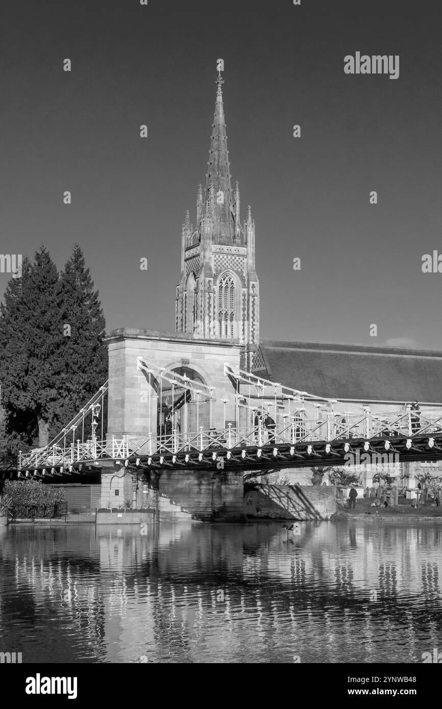 Marlow Bridge costruito nel 1829 con la Chiesa di tutti i Santi sullo sfondo Foto Stock