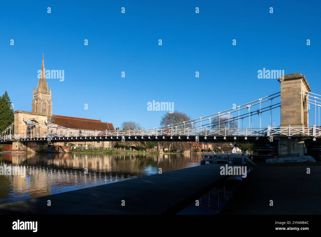 Marlow Bridge costruito nel 1829 con la Chiesa di tutti i Santi sullo sfondo Foto Stock