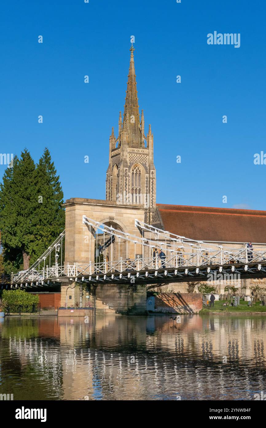 Marlow Bridge costruito nel 1829 con la Chiesa di tutti i Santi sullo sfondo Foto Stock