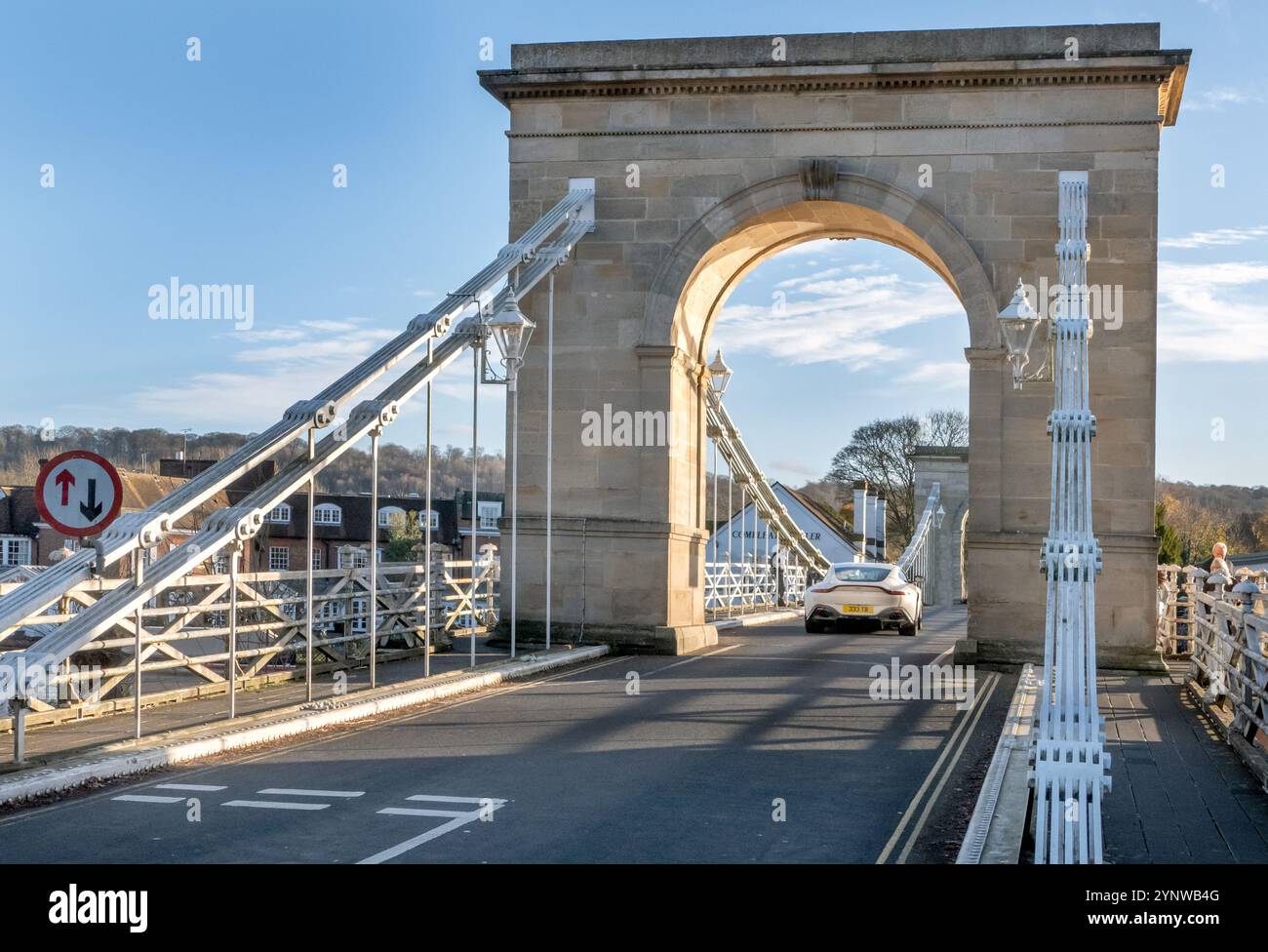 Marlow Bridge costruito nel 1829 con attraversamento in auto della Aston martin. Foto Stock