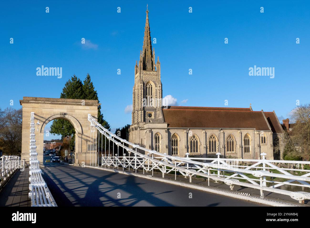 Marlow Bridge costruito nel 1829 con la Chiesa di tutti i Santi sullo sfondo Foto Stock