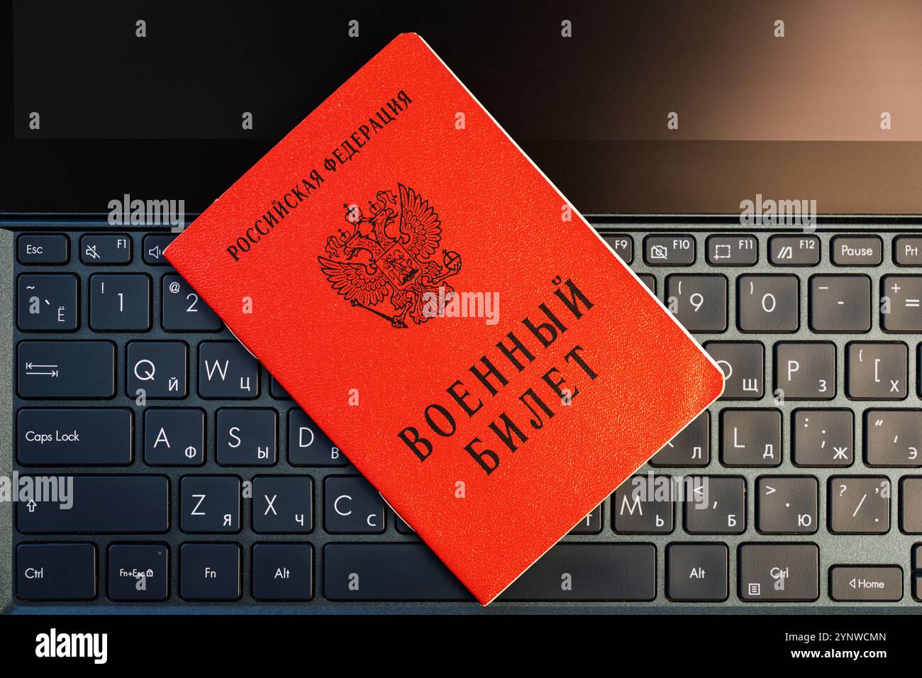 Un primo piano di un ID militare russo su una tastiera tradotto: ID militare della Federazione Russa. convoca l'ufficio di arruolamento militare. Il concetto o Foto Stock