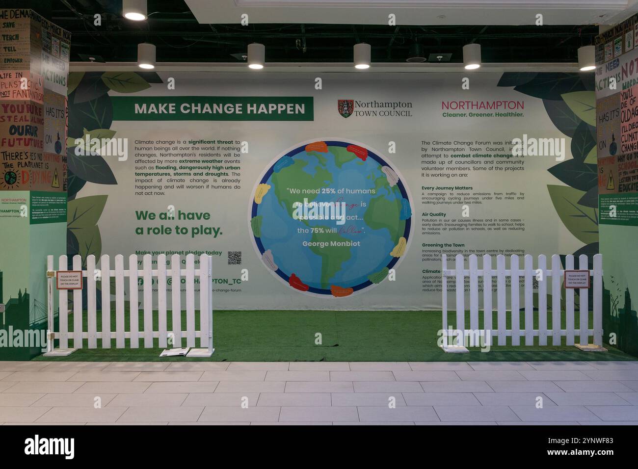 Make Change Happen, una mostra del Consiglio comunale di Northampton, che promuove un futuro più verde per la città di Northampton, Regno Unito Foto Stock
