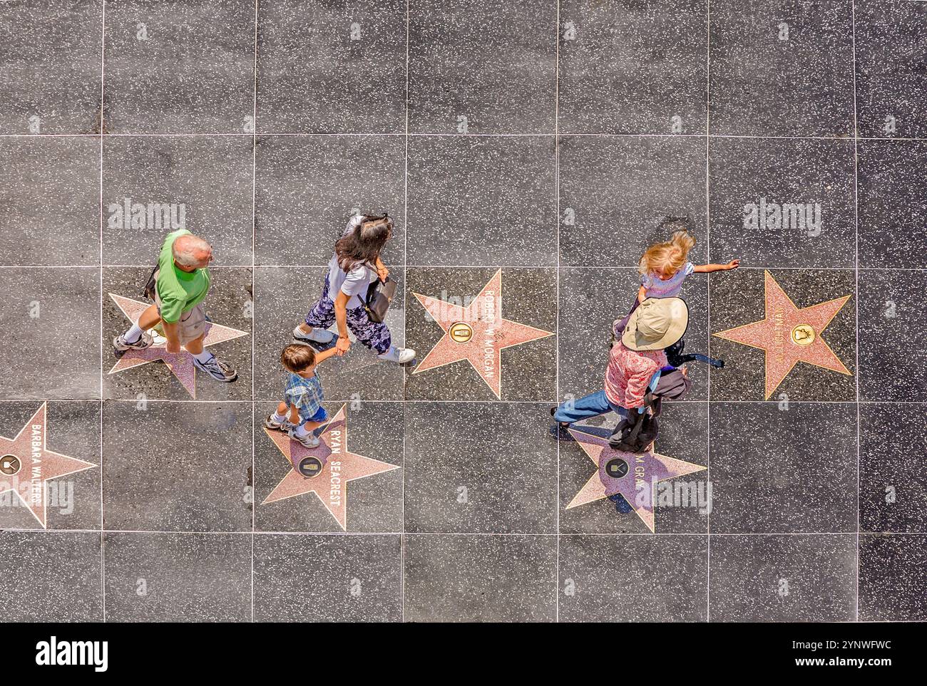 Los Angeles, Stati Uniti - 5 luglio 2008: Persone che passano la Walk of fame a Hollywood in una giornata di sole a Los Angeles, Hollywood, Stati Uniti. Foto Stock
