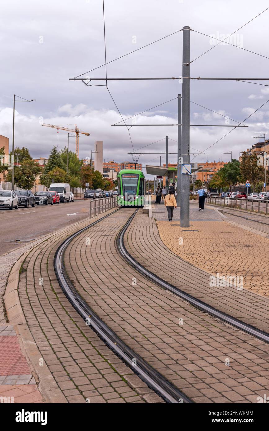 Essendo elettrici, i tram non emettono gas inquinanti e contribuiscono a ridurre l'impronta di carbonio. Foto Stock