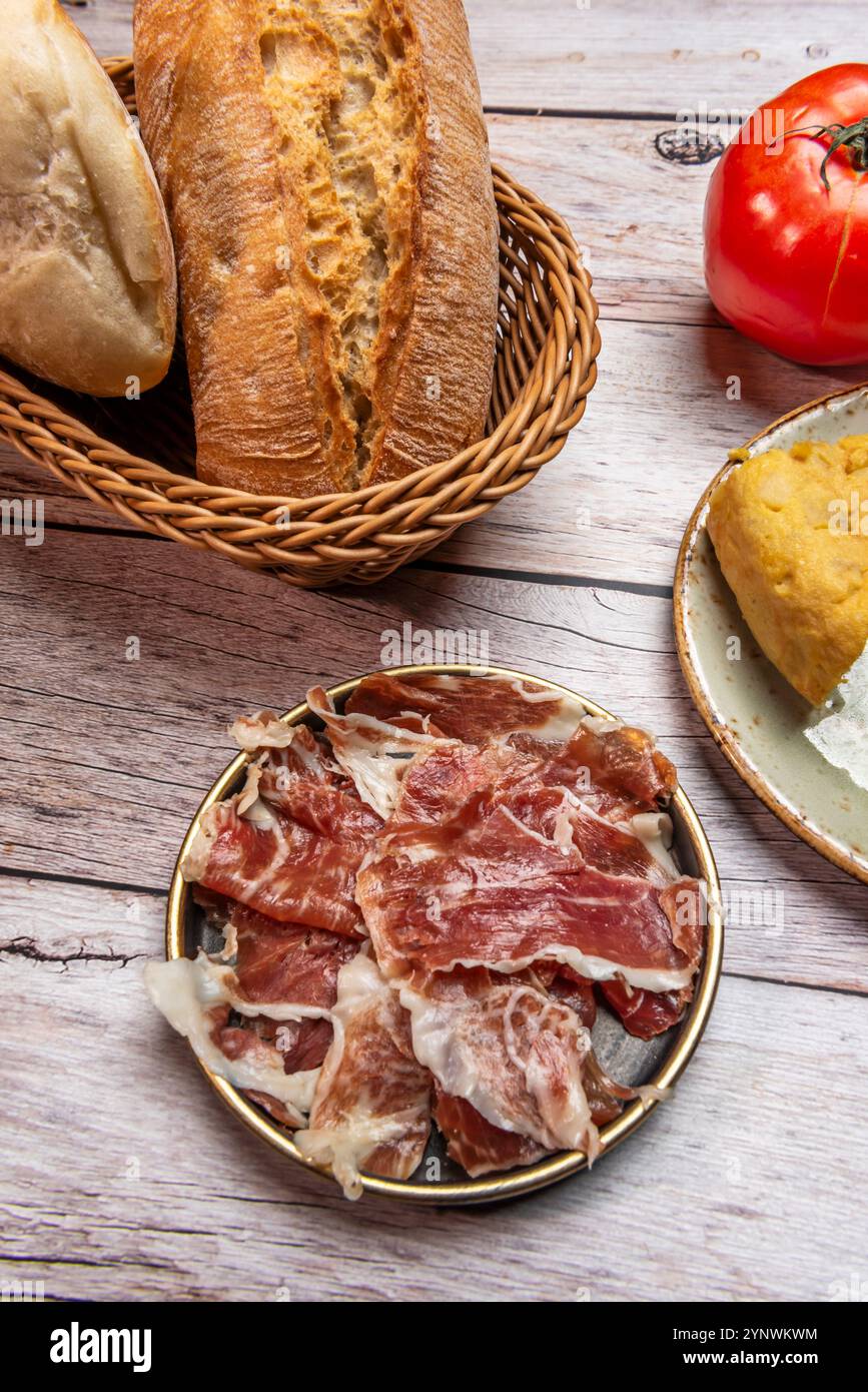 Il prosciutto spagnolo, noto come Jamón Iberico o Jamón Serrano, è uno dei prodotti emblematici della gastronomia spagnola Foto Stock