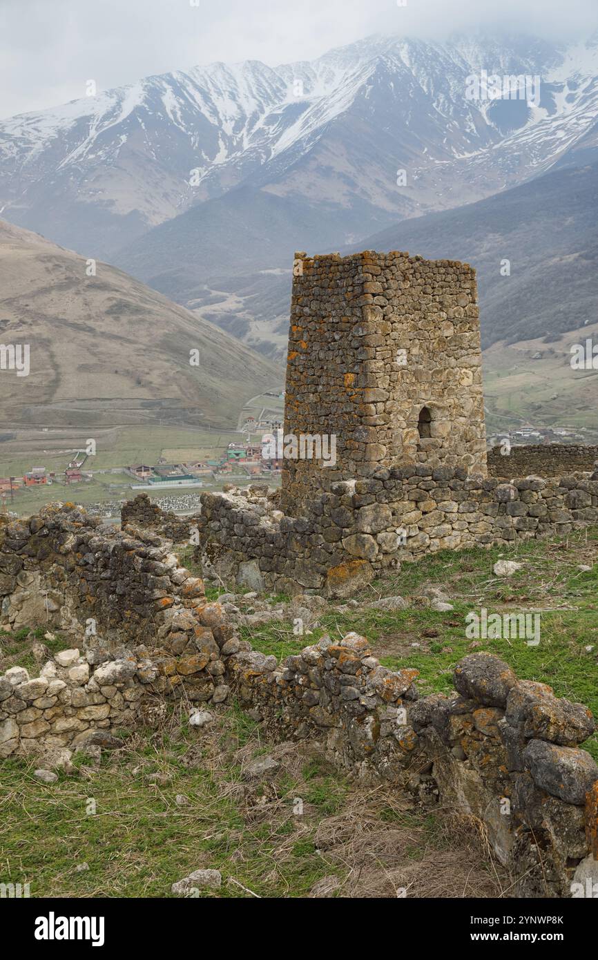 Torre di guardia della città fantasma Tsmiti, antico insediamento montano osseto della gola di Kurtat nell'Ossezia settentrionale, vicino al Verkhny Fiagdon (Fiagdon superiore). Alani Foto Stock