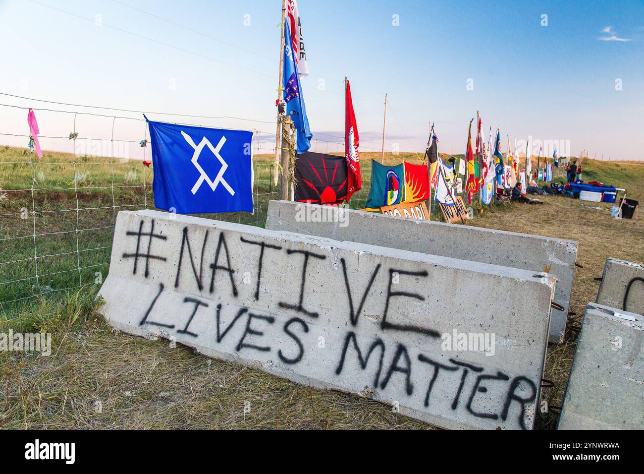 Le vite native contano su una barricata che entra nella riserva Sioux Tribe di Standing Rock durante la protesta del Dakota Access Pipeline. Foto Stock