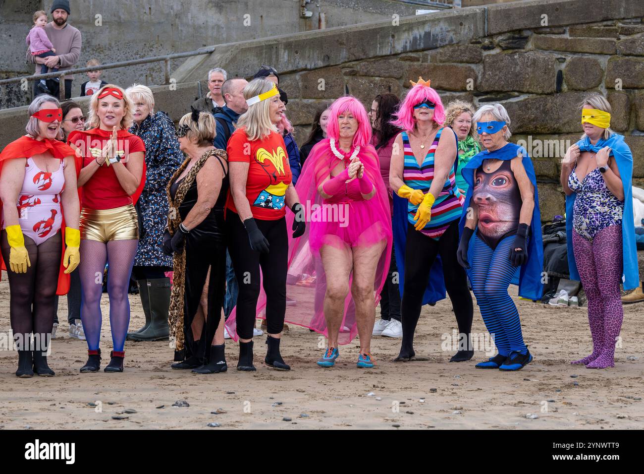 I partecipanti si riuniscono sulla spiaggia di Towan e si preparano all’evento annuale “supereroe nel freddo” per raccogliere fondi per la ricerca sul cancro nel Regno Unito. Foto Stock