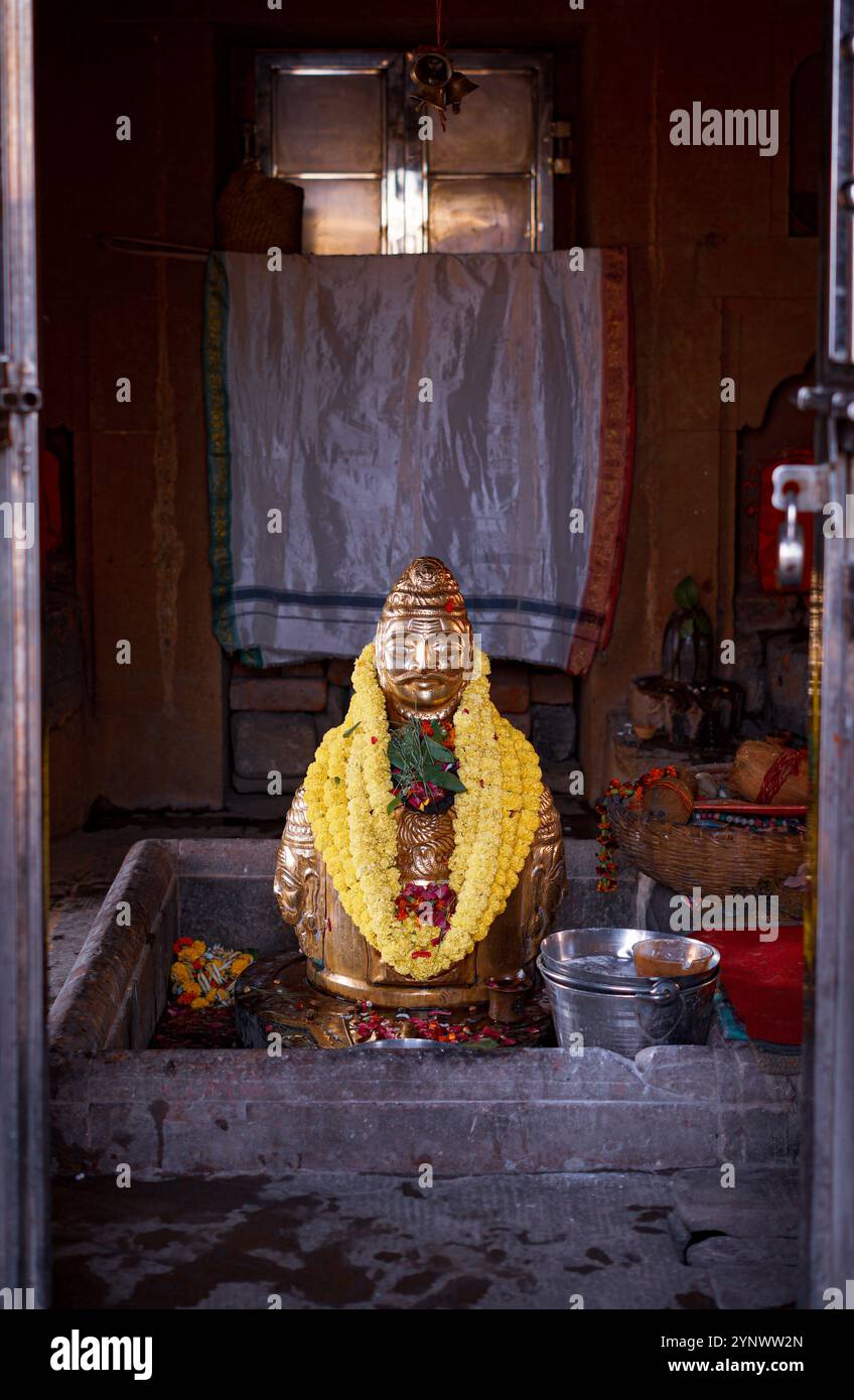 Statua di Lord Kaal Bhairav. È chiamato il protettore (nel contesto mitologico) della città di Varanasi in India. Varanasi è meta di pellegrinaggio e antica città Foto Stock