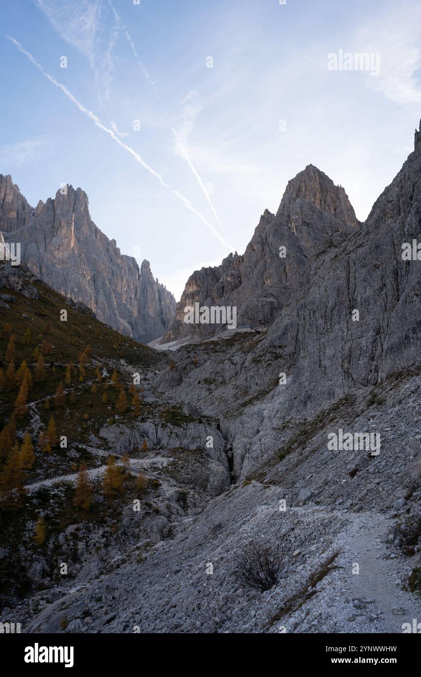Sentiero roccioso con aspre montagne nelle Alpi dolomitiche Foto Stock