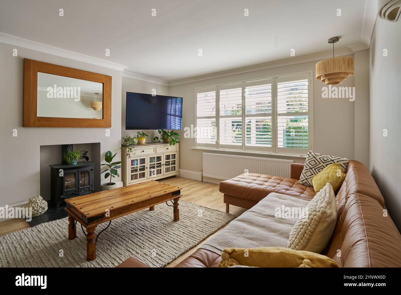 Foto della casa o della casa all'esterno che mostra il decor della sala o del soggiorno con mobili e mobili morbidi Foto Stock