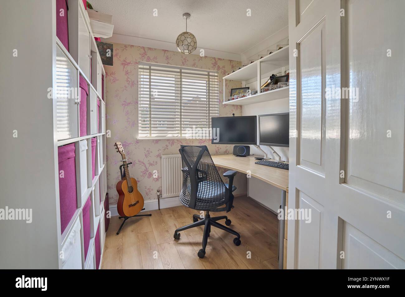 Interno della casa che mostra l'ufficio domestico con scrivania per computer e archiviazione Foto Stock