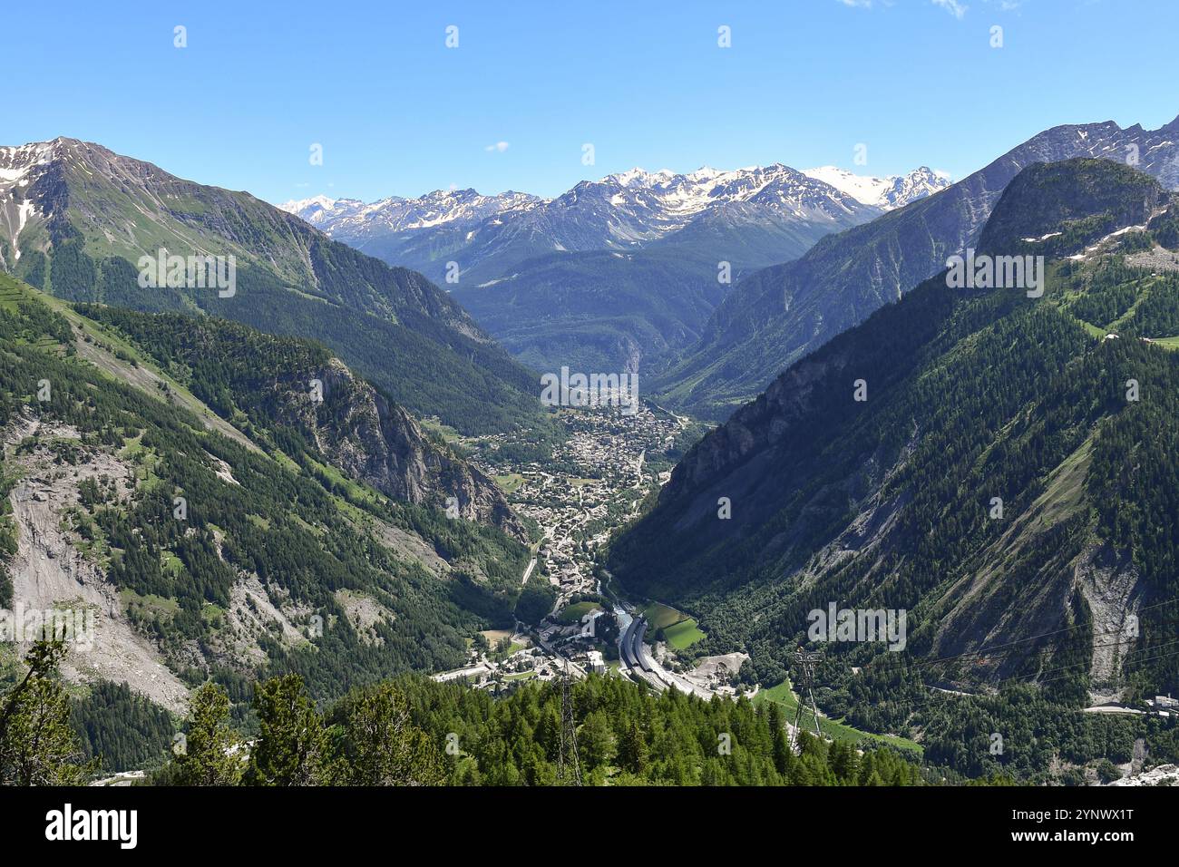 Vista aerea della valle di Courmayeur dalla funivia dello Skyway Monte bianco in estate, Courmayeur, Valle d'Aosta, Italia Foto Stock