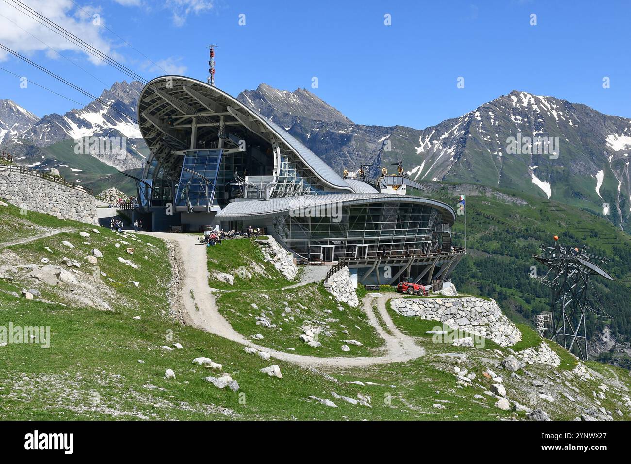 La funivia Pavillon (2173 m) dello Skyway Monte bianco, che ospita un bar-ristorante, una cantina e spazi per eventi privati, Courmayeur Foto Stock