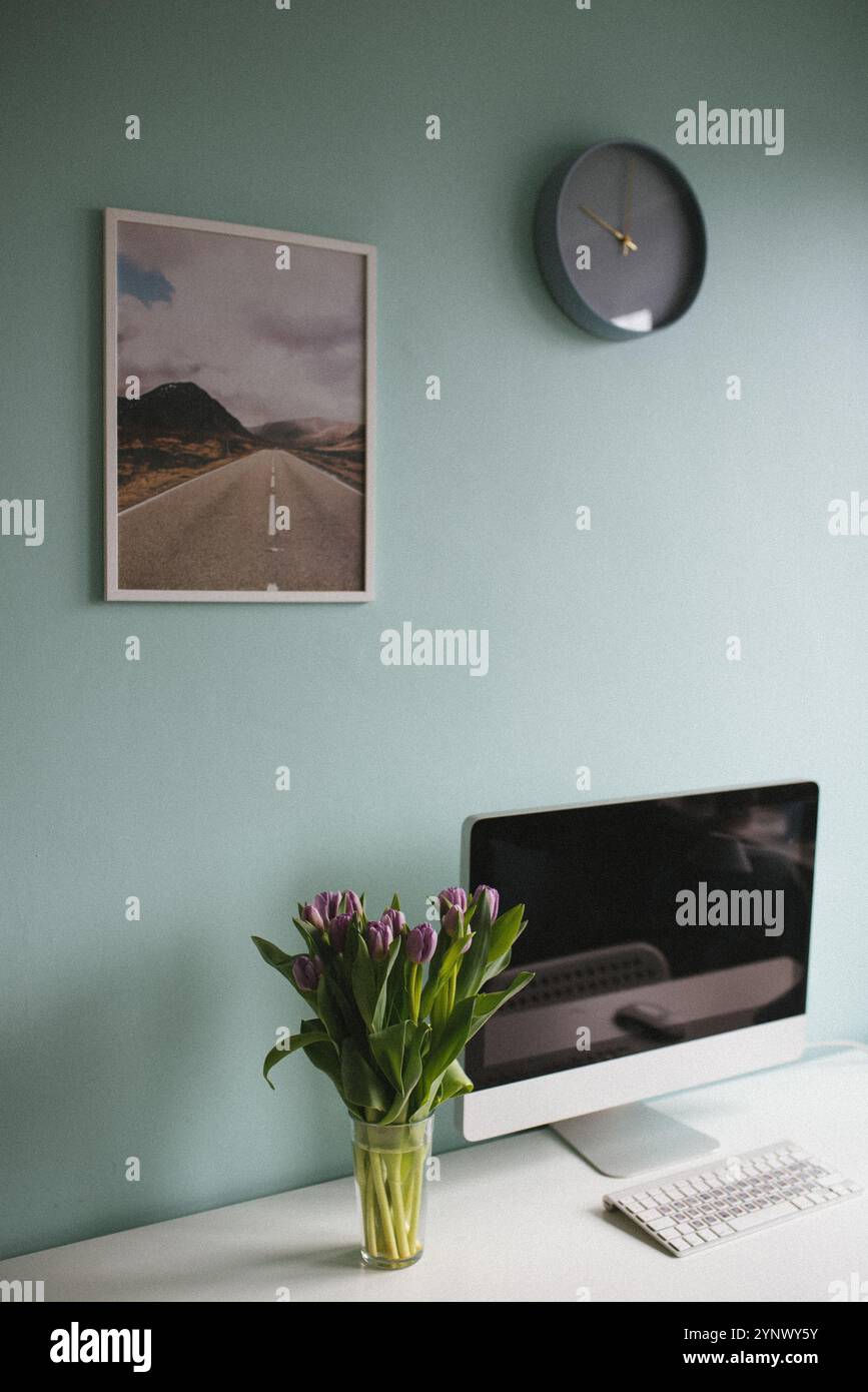 un bellissimo bouquet di tulipani color lavanda sulla scrivania Foto Stock