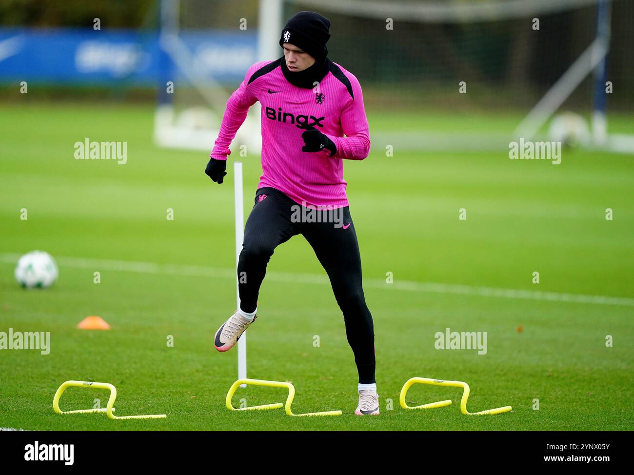 Mykhaylo Mudryk del Chelsea durante una sessione di allenamento al Cobham Training Ground, Londra. Data foto: Mercoledì 27 novembre 2024. Foto Stock