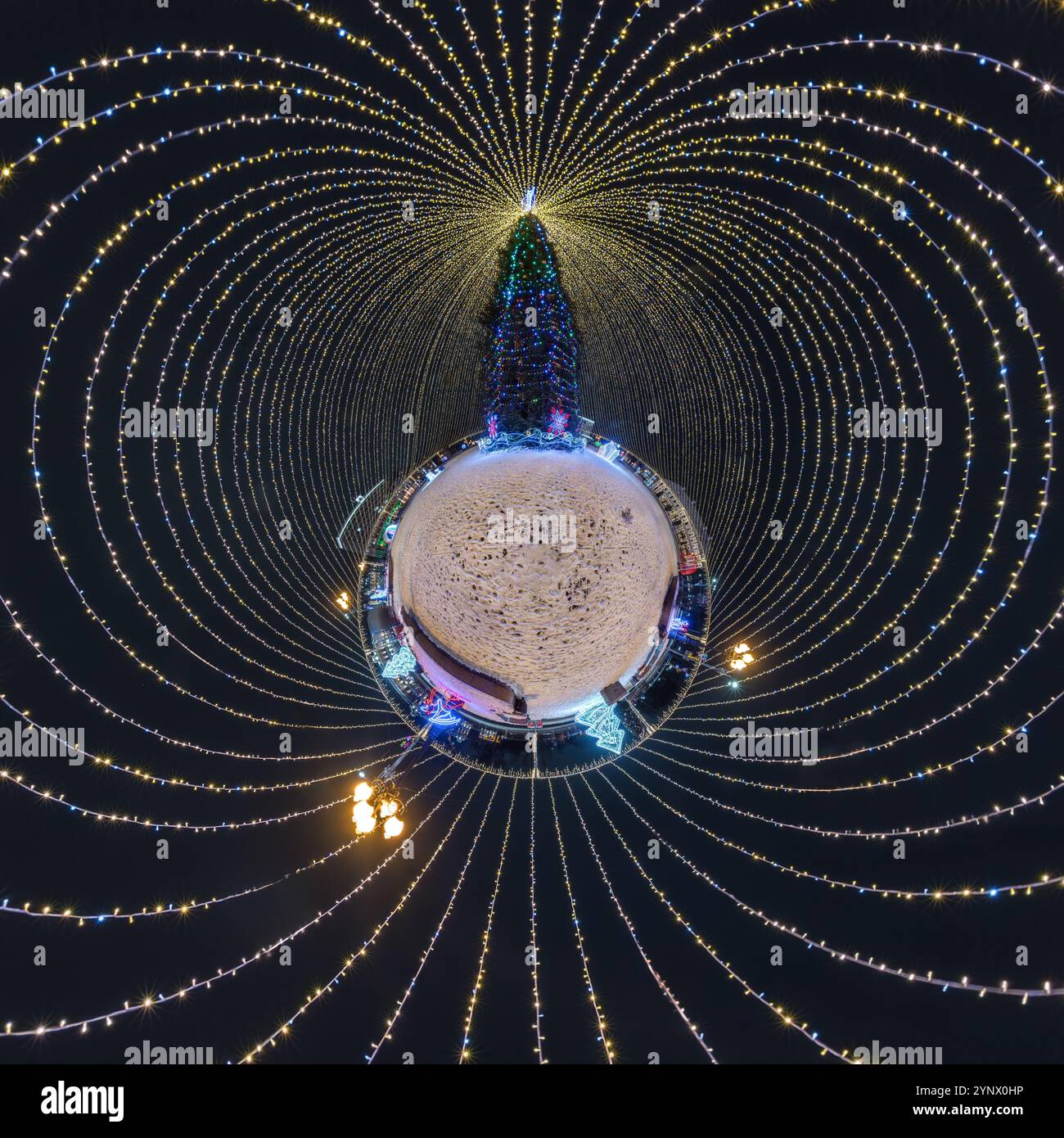 Anno nuovo piccolo pianeta con albero di Natale. Antenna sferica vista notturna panoramica a 360° sulla piazza festosa con illuminazione sotto forma di tenda Foto Stock