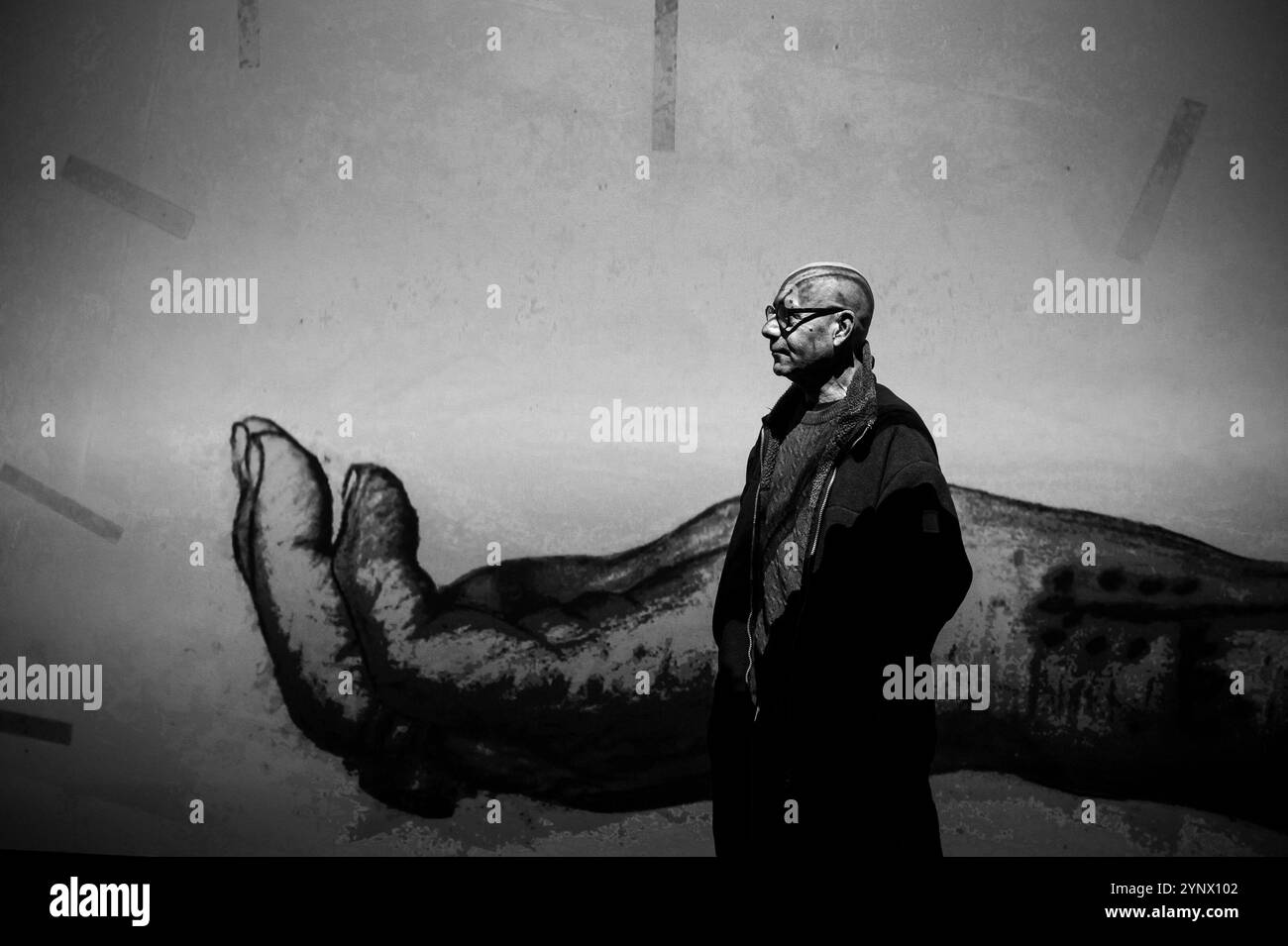 Il Premio Jameel è dedicato all'immagine in movimento e al lavoro sui media digitali ispirati alla cultura, alla storia, alla società e alle idee islamiche. La settima edizione del Premio Jameel è dedicata all'immagine in movimento e al lavoro sui media digitali ispirati alla cultura, alla storia, alla società e alle idee islamiche. Sadik Kwaish Alfraji è un artista iracheno con sede nei Paesi Bassi. La sua pratica si concentra sulla narrazione, in particolare sui temi dell'identità e della migrazione. Le animazioni disegnate a mano mostrate nel Premio Jameel sono dedicate ai genitori dell'artista. Foto Stock