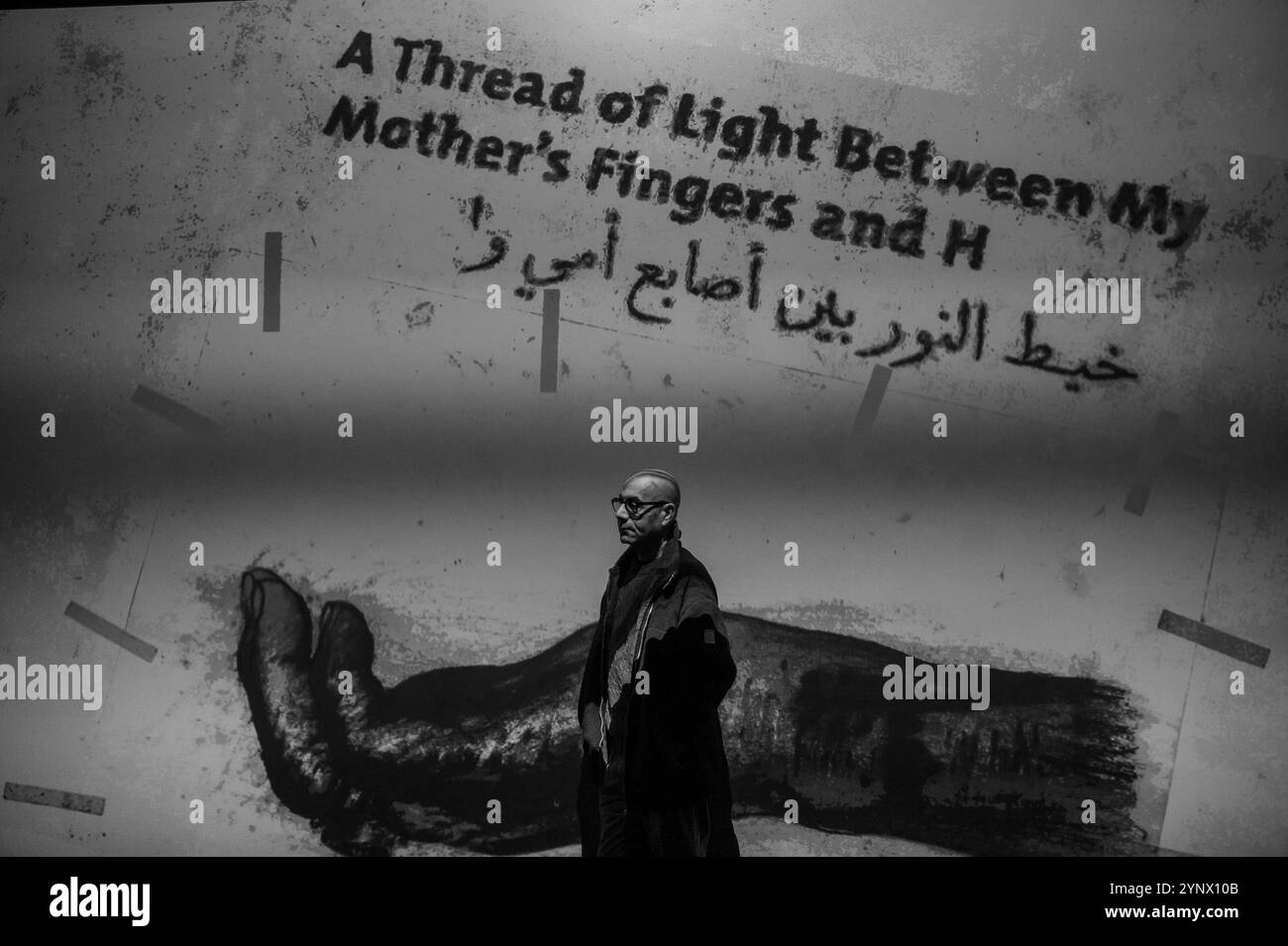 Il Premio Jameel è dedicato all'immagine in movimento e al lavoro sui media digitali ispirati alla cultura, alla storia, alla società e alle idee islamiche. La settima edizione del Premio Jameel è dedicata all'immagine in movimento e al lavoro sui media digitali ispirati alla cultura, alla storia, alla società e alle idee islamiche. Sadik Kwaish Alfraji è un artista iracheno con sede nei Paesi Bassi. La sua pratica si concentra sulla narrazione, in particolare sui temi dell'identità e della migrazione. Le animazioni disegnate a mano mostrate nel Premio Jameel sono dedicate ai genitori dell'artista. Foto Stock