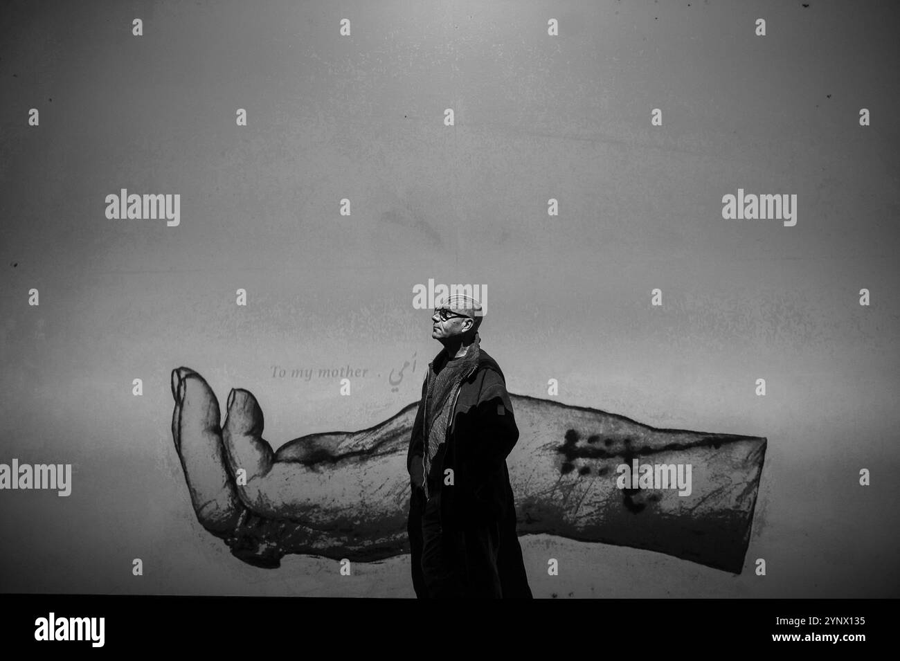 Il Premio Jameel è dedicato all'immagine in movimento e al lavoro sui media digitali ispirati alla cultura, alla storia, alla società e alle idee islamiche. La settima edizione del Premio Jameel è dedicata all'immagine in movimento e al lavoro sui media digitali ispirati alla cultura, alla storia, alla società e alle idee islamiche. Sadik Kwaish Alfraji è un artista iracheno con sede nei Paesi Bassi. La sua pratica si concentra sulla narrazione, in particolare sui temi dell'identità e della migrazione. Le animazioni disegnate a mano mostrate nel Premio Jameel sono dedicate ai genitori dell'artista. Foto Stock