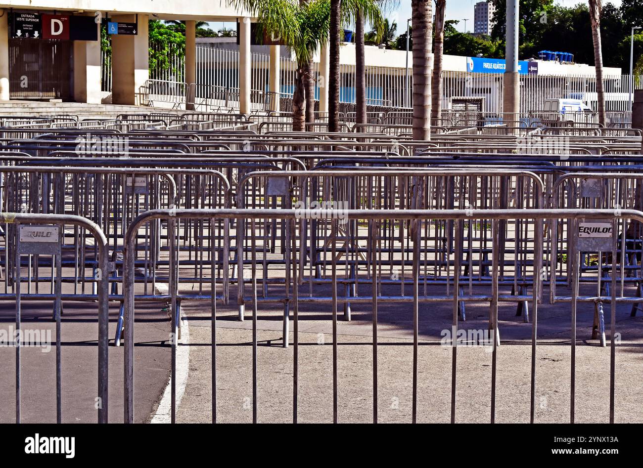 Griglie metalliche protettive all'esterno dello stadio Maracanã Foto Stock