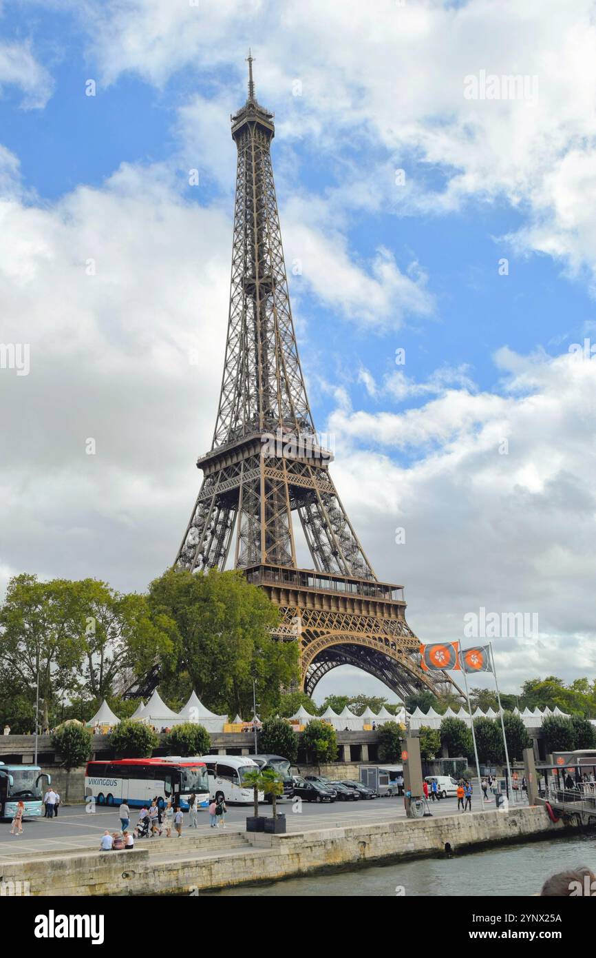 La Torre Eiffel è una torre a traliccio in ferro battuto sul Champ de Mars di Parigi, Francia. Prende il nome dall'ingegnere Gustave Eiffel. Foto Stock