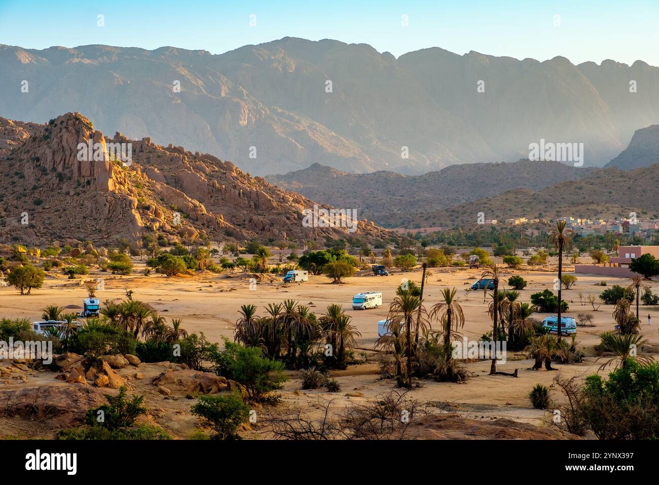 Camper / camper in un campeggio a Tafraoute / Tafrout nelle montagne anti atlante del Marocco Foto Stock