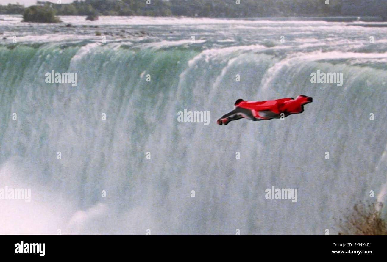 SUPERMAN II 1981 Warner Bros. Film con Christopher Reeve nel ruolo di Clark Kent (Superman) obver Niagara Falls Foto Stock