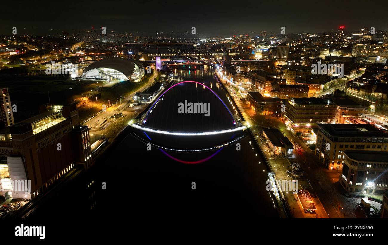 I ponti di Newcastle e Tyne di notte illuminati da luci della città Foto Stock