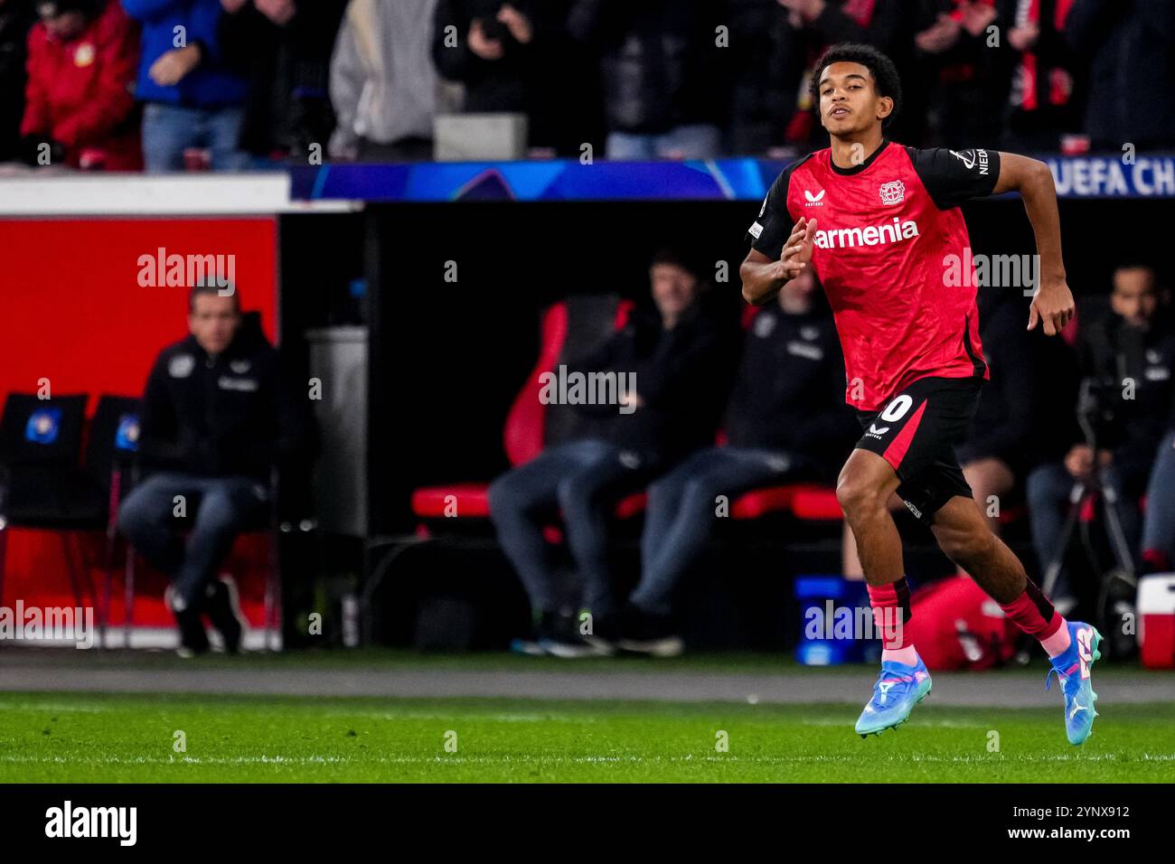 LEVERKUSEN, GERMANIA - NOVEMBRE 26: Francis Onyeka del Bayer 04 Leverkusen guarda durante la fase MD5 della UEFA Champions League 2024/25 tra il Bayer 04 Leverkusen e il Salzburg al BayArena il 26 novembre 2024 a Leverkusen, Germania. (Foto di René Nijhuis/MB Media) Foto Stock