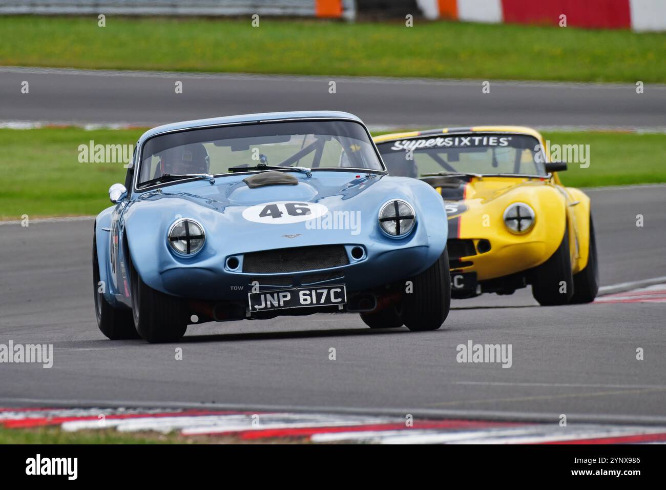 Mike Whitaker SNR, TVR Griffith, Una gara di trenta minuti con due categorie distinte. L'HRDC Dunlop Allstars per sport, GT e Touring pre-1966 Foto Stock