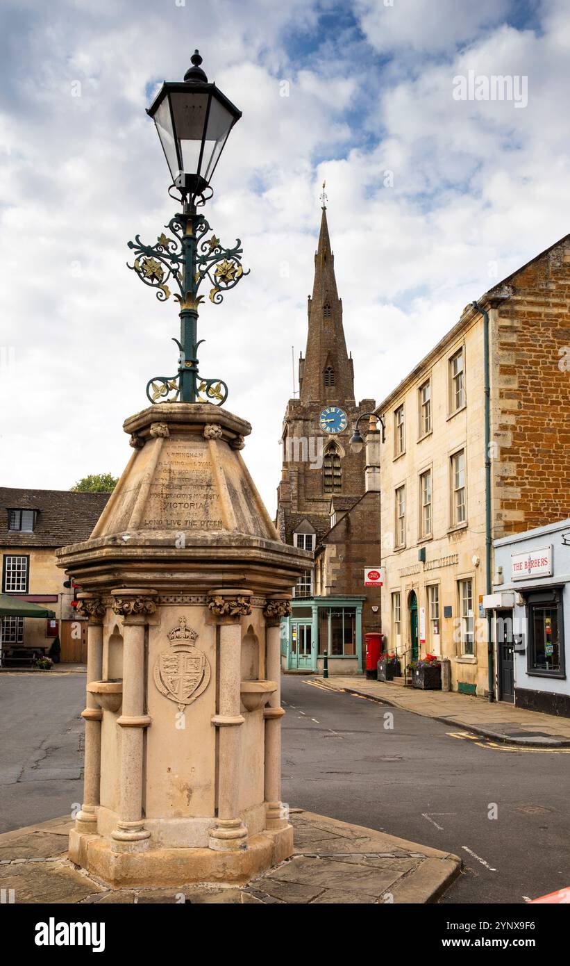 Regno Unito, Inghilterra, Rutland, Uppingham, Market Square, fontana per bere la regina Victoria Jubilee Foto Stock