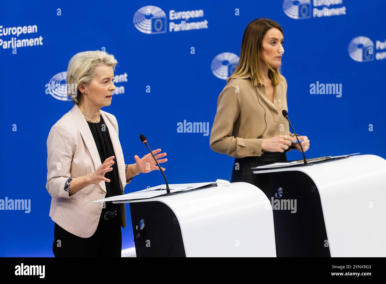 27 novembre 2024, Francia, Straßburg: Ursula von der Leyen (l, CDU), Presidente della Commissione europea, e Roberta Metsola (r, Partit Nazzjonalista), Presidente del Parlamento europeo, si presentano durante una conferenza stampa nell'edificio del Parlamento europeo. Secondo l'ordine del giorno provvisorio, il terzo giorno della sessione inizierà con la presentazione del Collegio dei Commissari designati e del suo programma da parte del Presidente eletto della Commissione europea Ursula von der Leyen. A questo seguirà la votazione sull'elezione della nuova Commissione europea. A questo seguiranno le discussioni o. Foto Stock