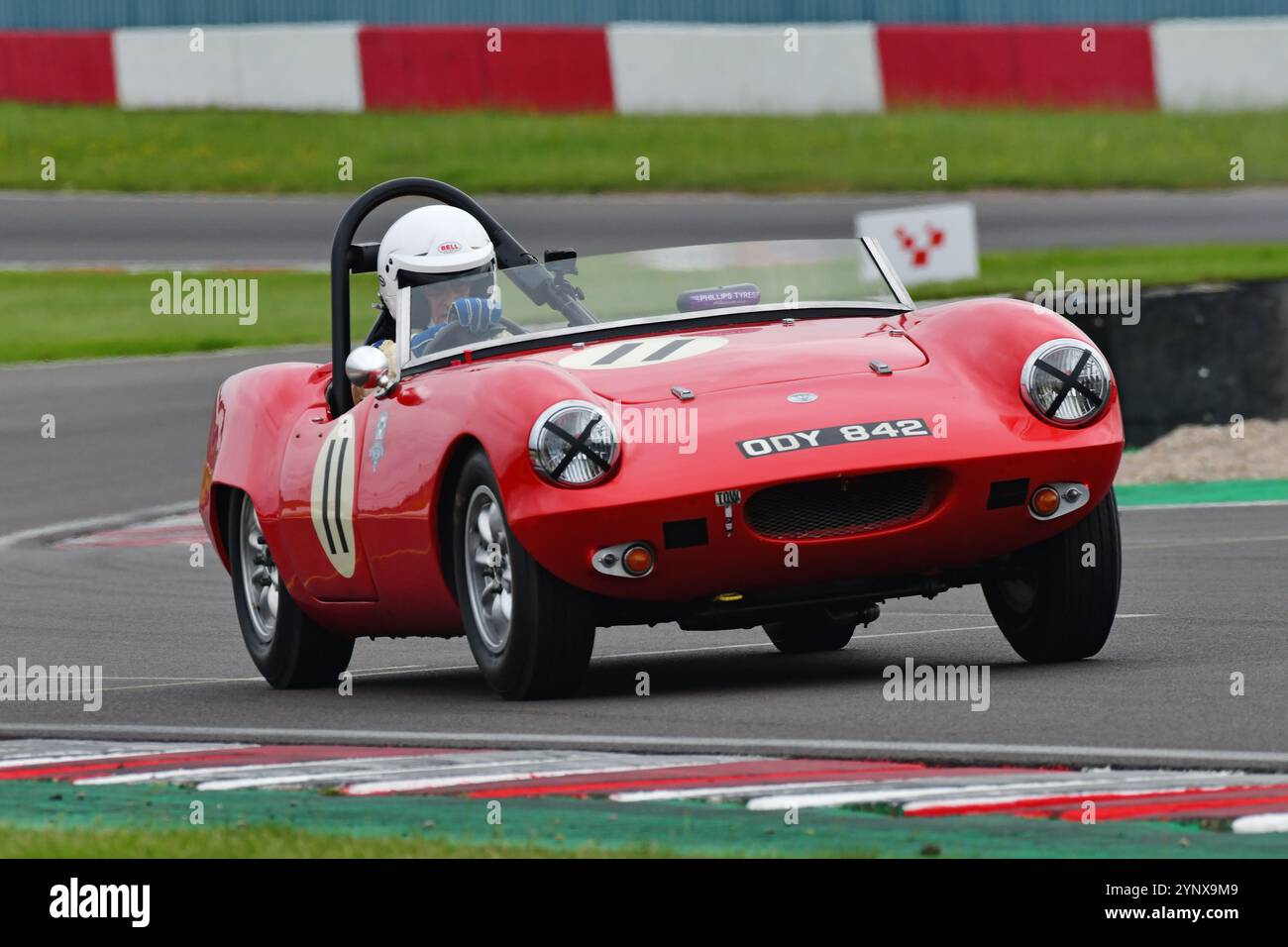 Ding Boston, Elva Courier, Una gara di trenta minuti con due categorie distinte. L'HRDC Dunlop Allstars per vetture sportive, GT e Touring pre-1966. Foto Stock